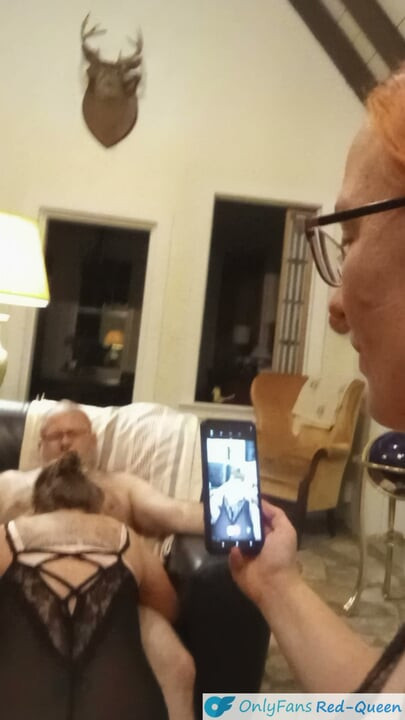 Rogonja iz prvog lica - Rogonja žena gleda i snima muža kako jebe i svršava u drugu ženu