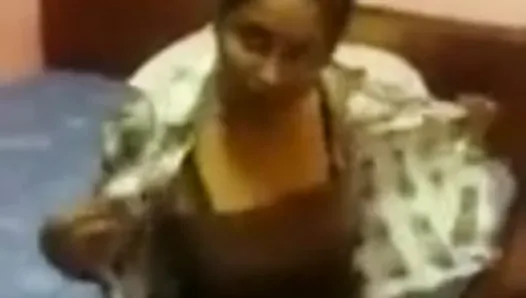 Tamil woman aged 30 removing dress and sucking cock in hotel