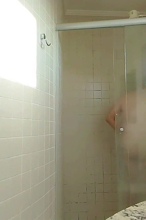 Istuširala sam se gola u hotelu i odlučila se pokazati ljudima.