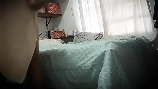 Cep telefonunu odama sakladım, çok ateşli ve onu izlemek için büyük bir götü var