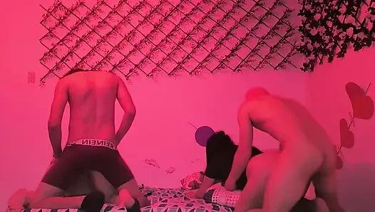 Две пары трахаются одновременно с дешевыми шлюхами из Индии