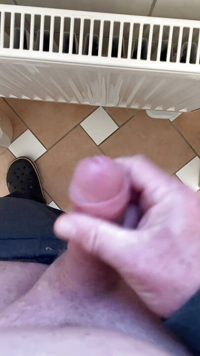 ชักว่าวในห้องน้ําขนาดเล็ก