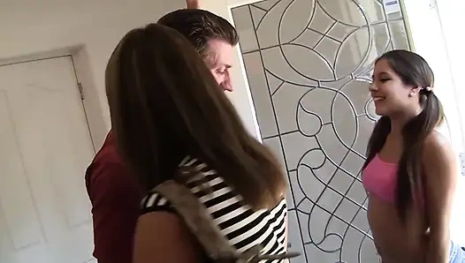 Tabu üçlü grup sekste zonklayan yaraktan damlayan döl yalıyor