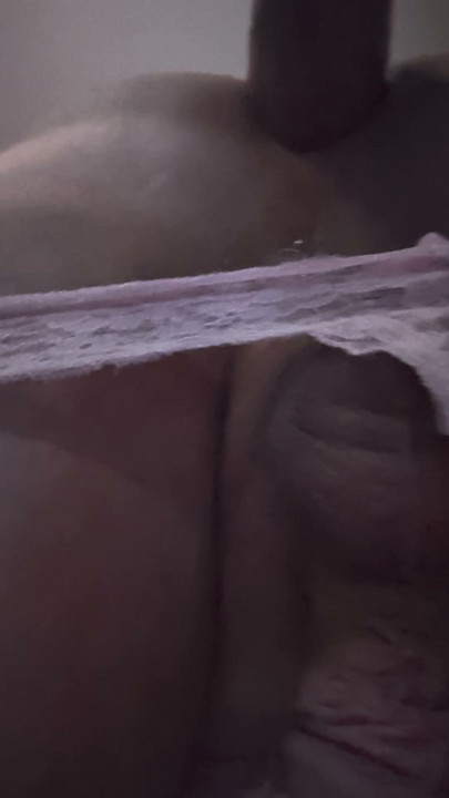 Celana dalam pink basah karena anal.