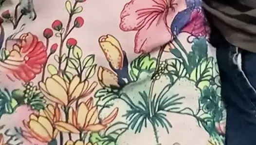 Pacar mesum membiarkan pria tua untuk fingering memek pacarnya di depan umum