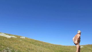 Nue au lac de montagne