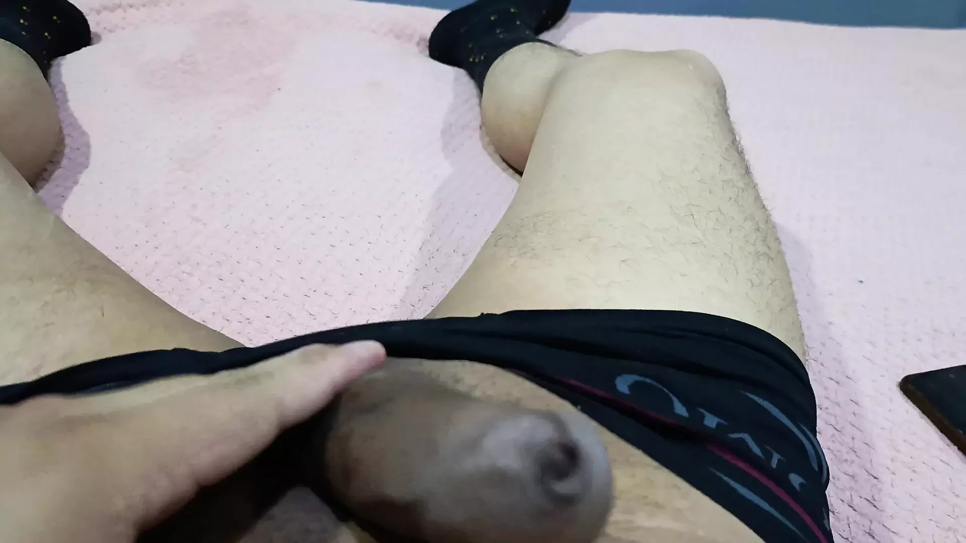 Masajeo mi gran polla en la cama del hotel por la noche para relajarse realmente.