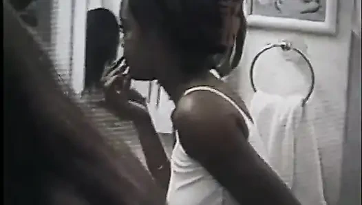 Хорошенькие черные лесбиянки лижут киску в бассейне