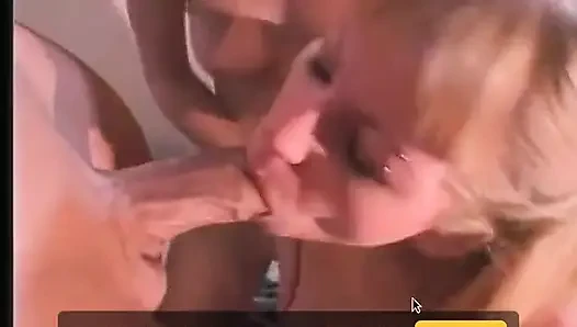 Seksi kızlar götlerini ve amcıklarını siktiriyor