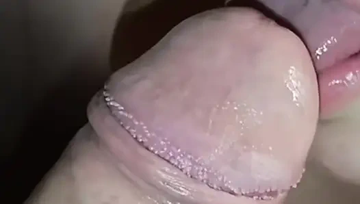 Моя новая мачеха пришла навестить меня ночью и делала минет, пока я не кончила ей в рот.