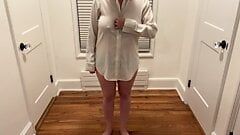 Vrouw kleedt zich uit en geeft een pijpbeurt