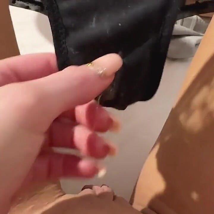 これらの臭いおいしいパンティーの男を持ちたいのは誰ですか?