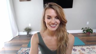 Sexy Mädchen macht Yoga und masturbiert