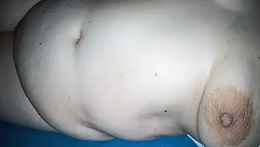 Roma heiße erotische bauch-titten-muschi-anbetung - ihr weicher stretch-marky bauch, geschwollen, harte brüste und nasse, glänzende muschi wird langsam gefickt