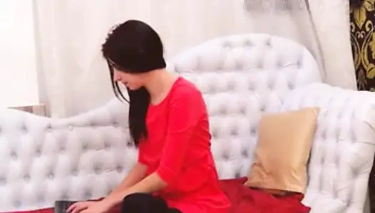 Юная брюнетка показывает свои ступни