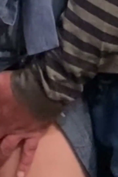 Degetul futut de bătrânul Perv