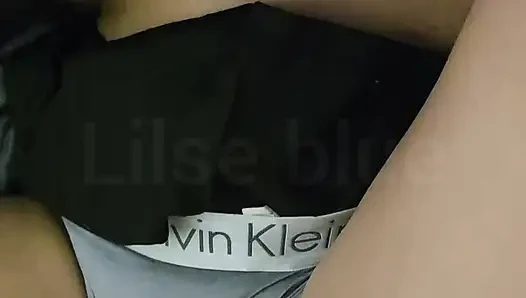 kam beim Anblick und endete damit, es mit Milch zu füllen
