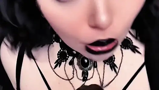 Cewek semok gotik ini lagi ngidam dientot sama besar pria kulit hitam