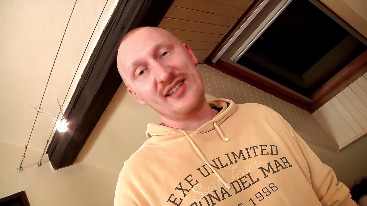 Brune Se Laisse Chouchouter Par Deux Hommes. Super Trio En Plein Air !