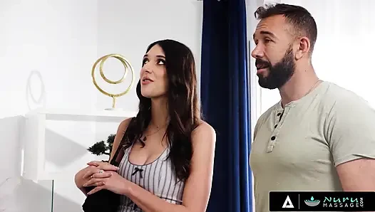 NURU MASSAGE - Aria sloane lässt lesbische ex lexi lore ihren freund in dampfendigem dreier ficken