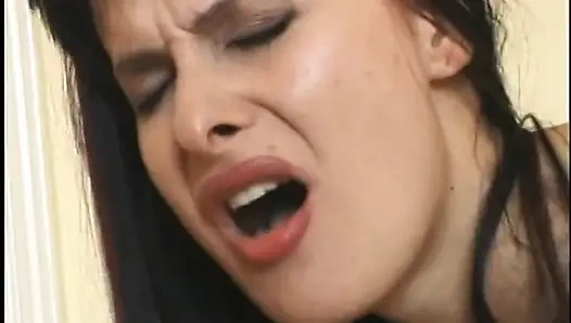 Черный мужчина сосет задницу возбужденной крошки, затем бурит ее в спальне