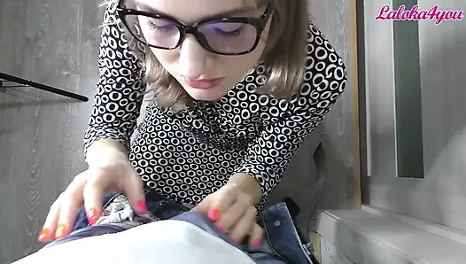 Mütevazı iş arkadaşı yeni yıl partisinden sonra emiyor