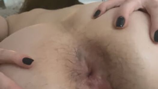 Hermanastra peluda toma cuatro dedos en su apretado culo y coño