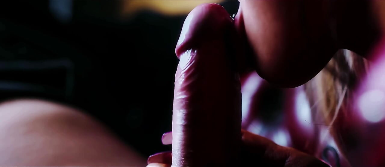 Carla Cox Et Holly D S’amusent Avec Du Caoutchouc