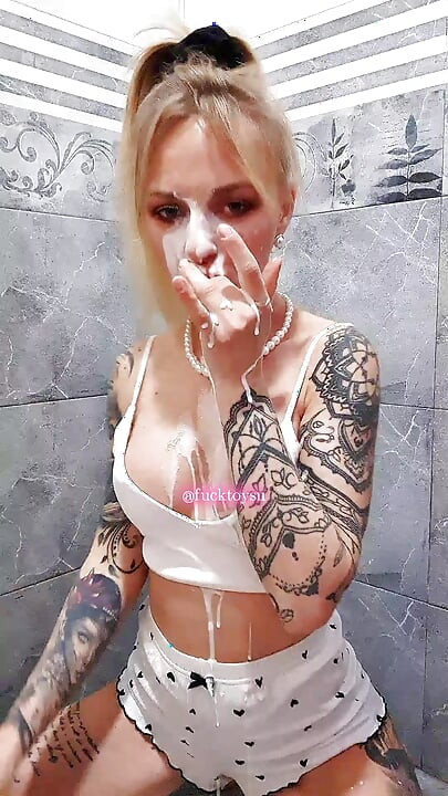 Gadis imut yang dalam-dalam menelan dildo besar, naik-turun intens dengan permainan sperma palsu dan orgasme berantakan