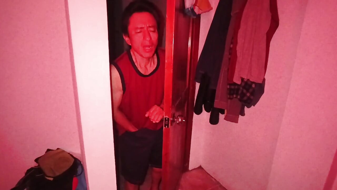 האב החורג הזקן מוצא את בתו החורגת היפה והמפותלת מאוננת ובסופו של דבר הם מקיימים איתה יחסי מין.