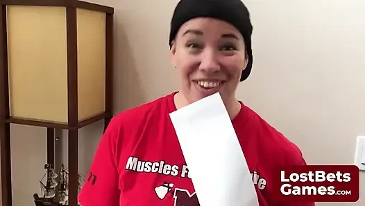 Doğum gününde dövme salonunun dışında gergin bir şekilde durdu