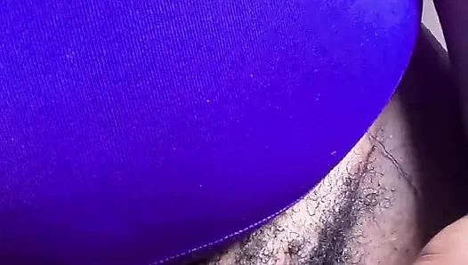 Моет волоски из моей киски, чтобы ты трахнуть ее