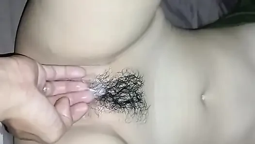 Aku lagi asik muasin memekku dengan memek aduhaiku!
