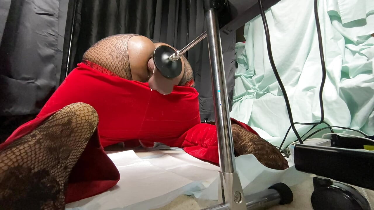 Babbo natale con culo grande viene scopata da una grande macchina del sesso dildo fino ad avere orgasmi prostatici per il regalo di natale