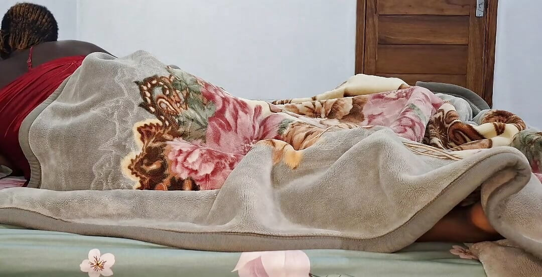 그는 나를 잘 따먹고 맛있게 따먹지만, 남편은 내가 오르가즘에 도달할 때까지 그의 자지에 트위킹하는 것을 좋아했다.
