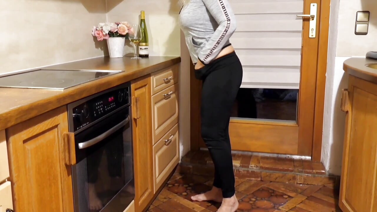 アマチュアのブロンド成熟した妻が足崇拝とキッチンでのセックスを楽しむ