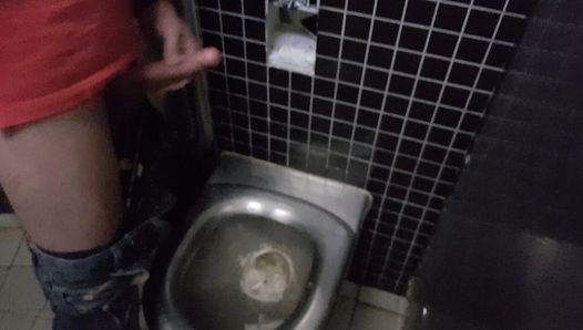 Gostoso pau atirando esperma na parede do banheiro e no banheiro em uma área de descanso em uma estrada na Alemanha