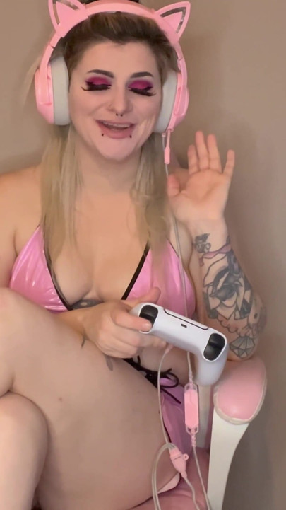 Gamer Girl Swaps Body with Her Guy Friend