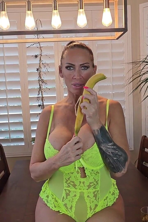 Cewek toket besar, memek, dan dildo erotis terlarang!