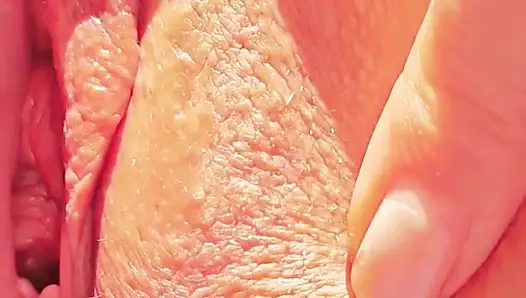 Dewasa terangsang menunjukkan memek terbuka super close up.