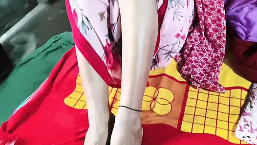 Hintli sevimli kız çok güzel görünüyor