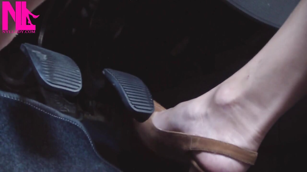 Menyelamat dan memandu dalam Light Brown Peeptoe Sandals