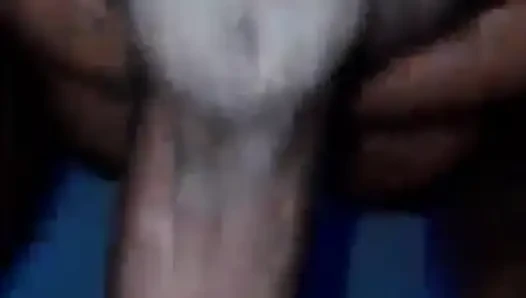 Яйца большого черного члена глубоко в лысой киске в видео от первого лица