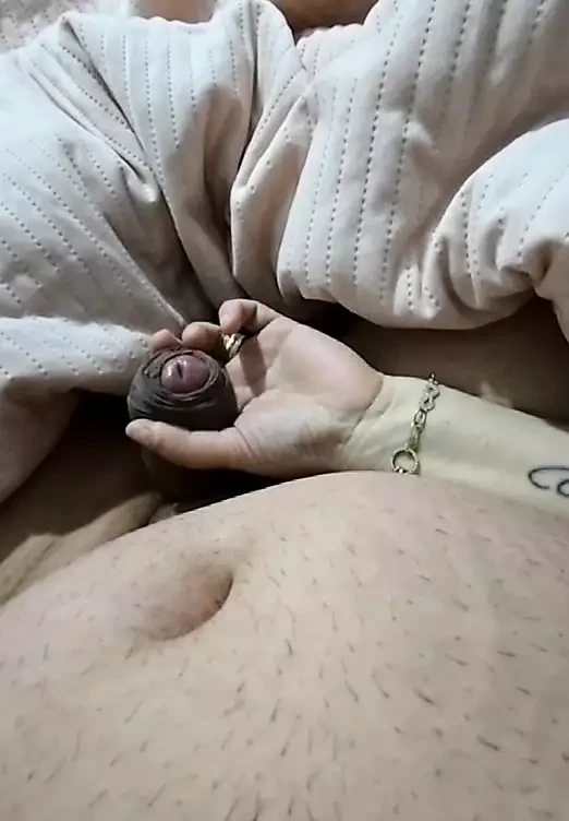 Tik took에서 스크롤하는 동안 배다른 아들의 자지를 가지고 노는 새엄마