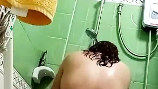 Просто наблюдаю только за ней в душе