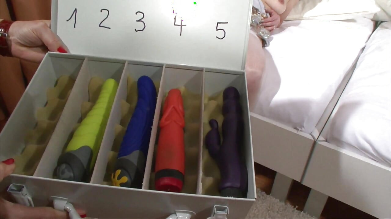 الزنجبيل الألمانية الساخنة أمي ربة منزل مع غنيمة كبيرة يلعب مع