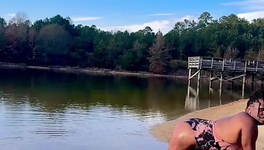 ZENCI GENÇ ERKEK AVCıSı MAYOYLA PLAJDA TWERK YAPıYOR