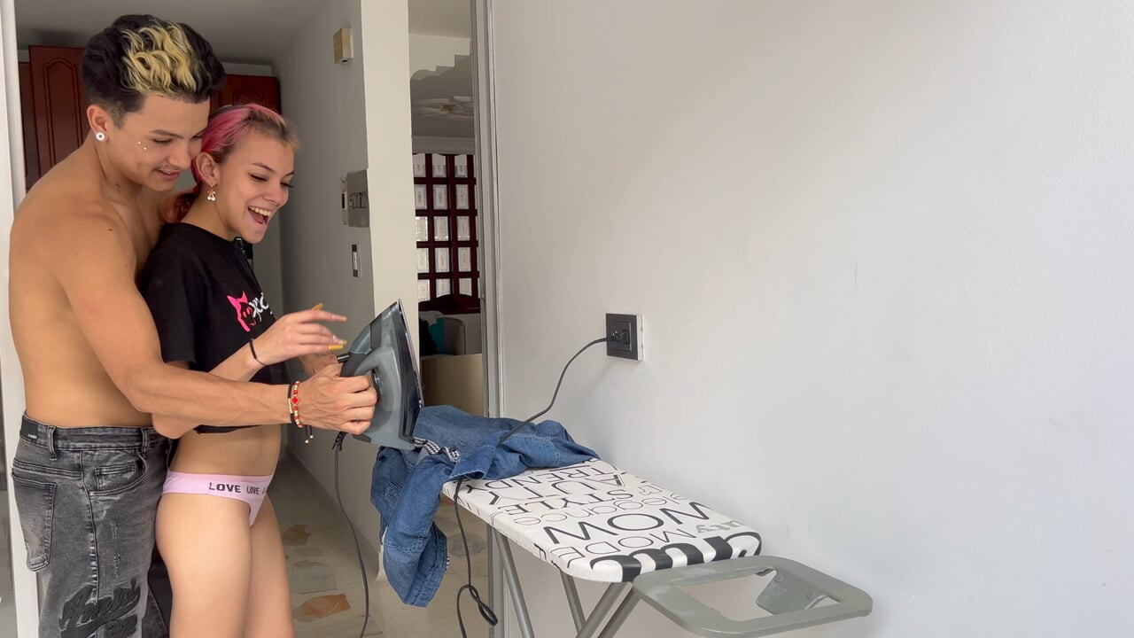 Ich erwische meine kleine stiefschwester beim putzen des hauses ohne kleidung und ich habe Lust, ihr einen guten fick zu geben, bis sie kommt.