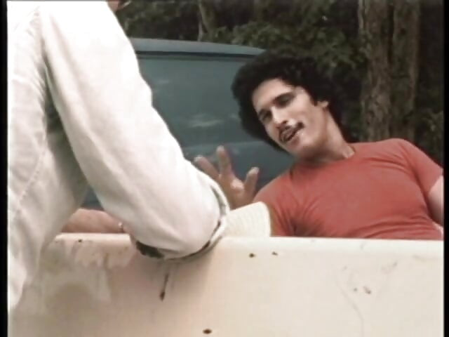 Genç bir piliç john holmes tarafından tavlanıyor