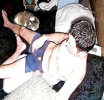 ペニスで遊んでる